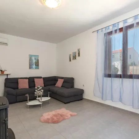 2 Bedroom Beautiful In Sikici Pola