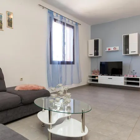 2 Bedroom Beautiful In Sikici Casa vacanze Pola