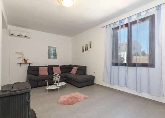 2 Bedroom Beautiful In Sikici Пула