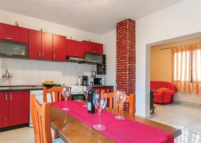 Будинок відпочинку 2 Bedroom Beautiful In Sikici