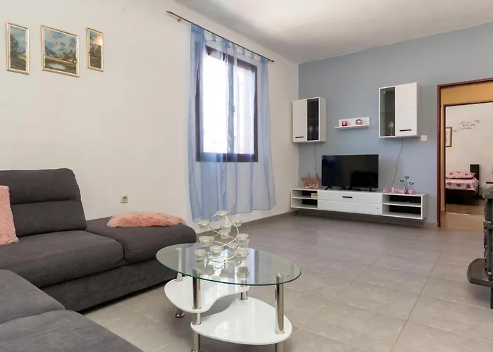 2 Bedroom Beautiful In Sikici Будинок відпочинку Пула