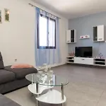 2 Bedroom Beautiful In Sikici Casa vacanze Pola