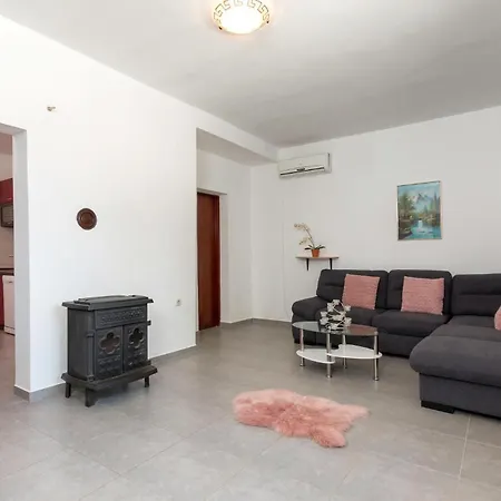 Ferienhaus 2 Bedroom Beautiful In Sikici *