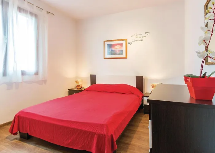 Holiday home 2 Bedroom Beautiful In Sikici
