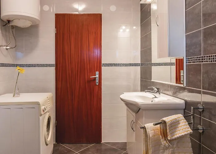 2 Bedroom Beautiful In Sikici * 풀라