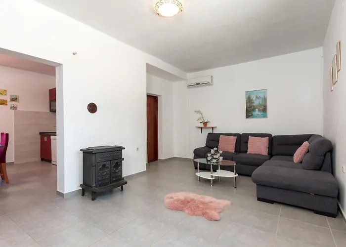Holiday home 2 Bedroom Beautiful In Sikici *