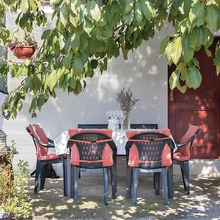 Dom wakacyjny 2 Bedroom Beautiful In Sikici Pula