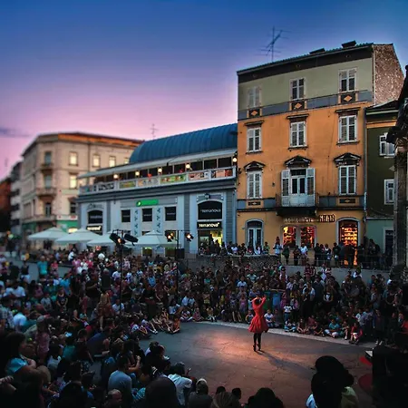 Dom wakacyjny 2 Bedroom Beautiful In Sikici