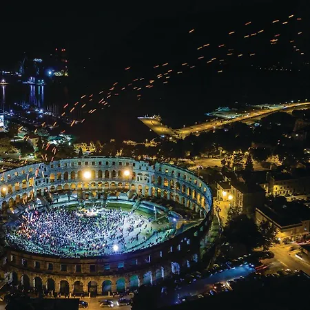 Dom wakacyjny 2 Bedroom Beautiful In Sikici