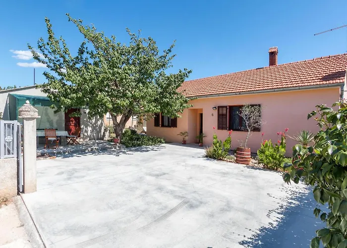 2 Bedroom Beautiful In Sikici Vikendica Pula